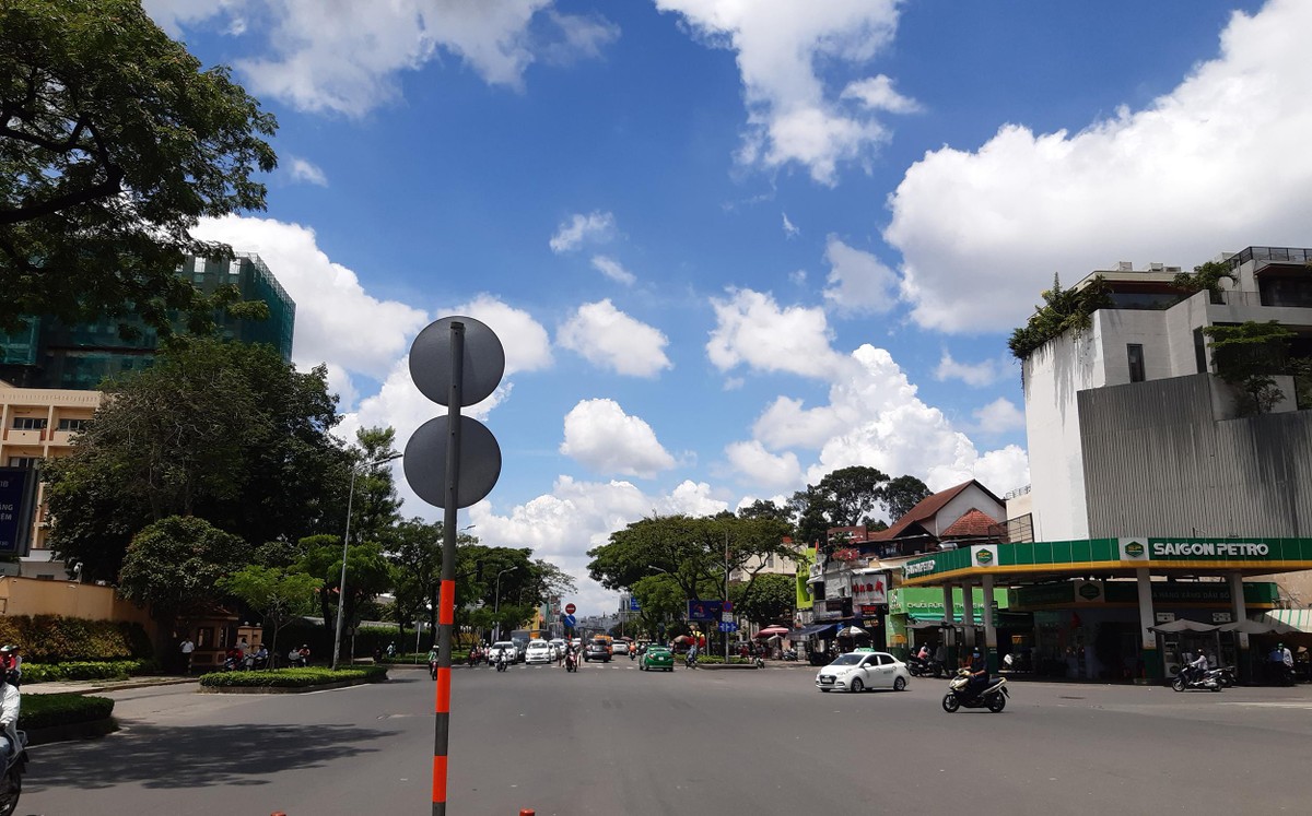 Sài Gòn, trời xanh gì mà xanh ngắt. Ảnh: Thành Nguyễn.