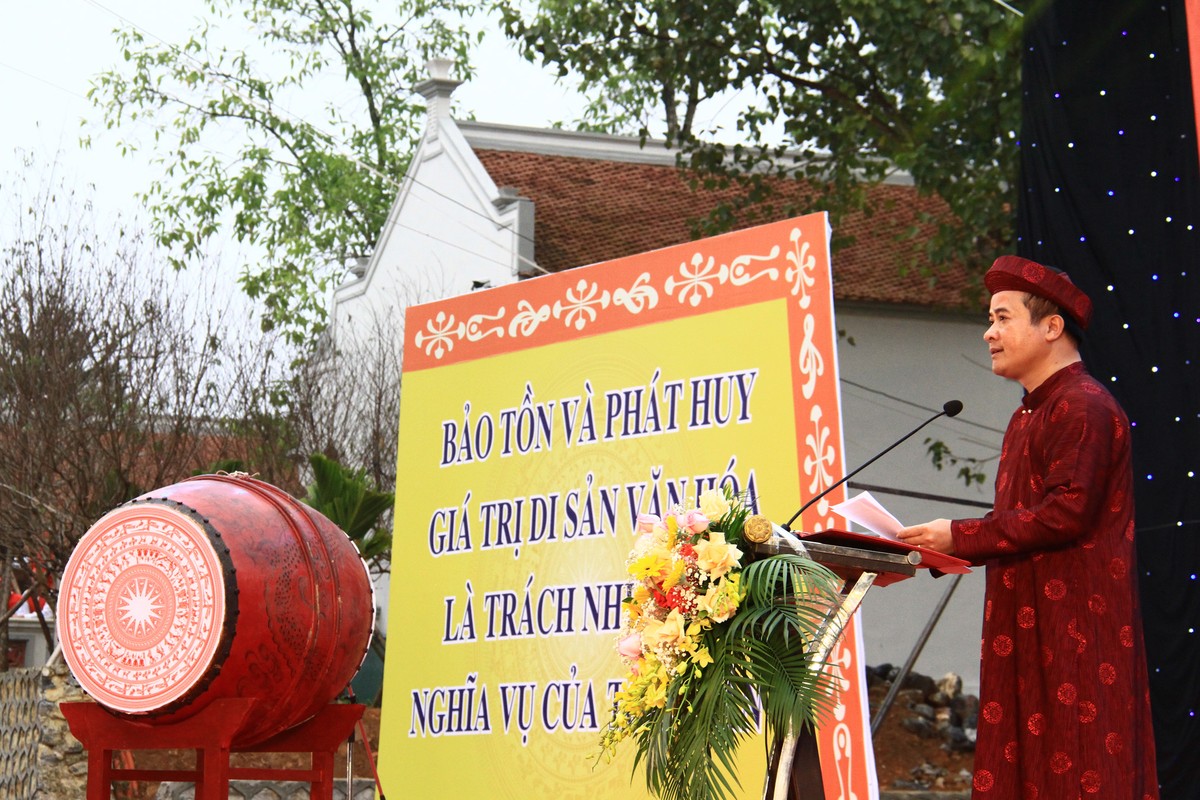 Ông Đỗ Mạnh Hưng, Chủ tịch UBND huyện Ba Vì chia sẻ về huyền tích Tản Viên Sơn Thánh. Ảnh: Thành Nguyễn.