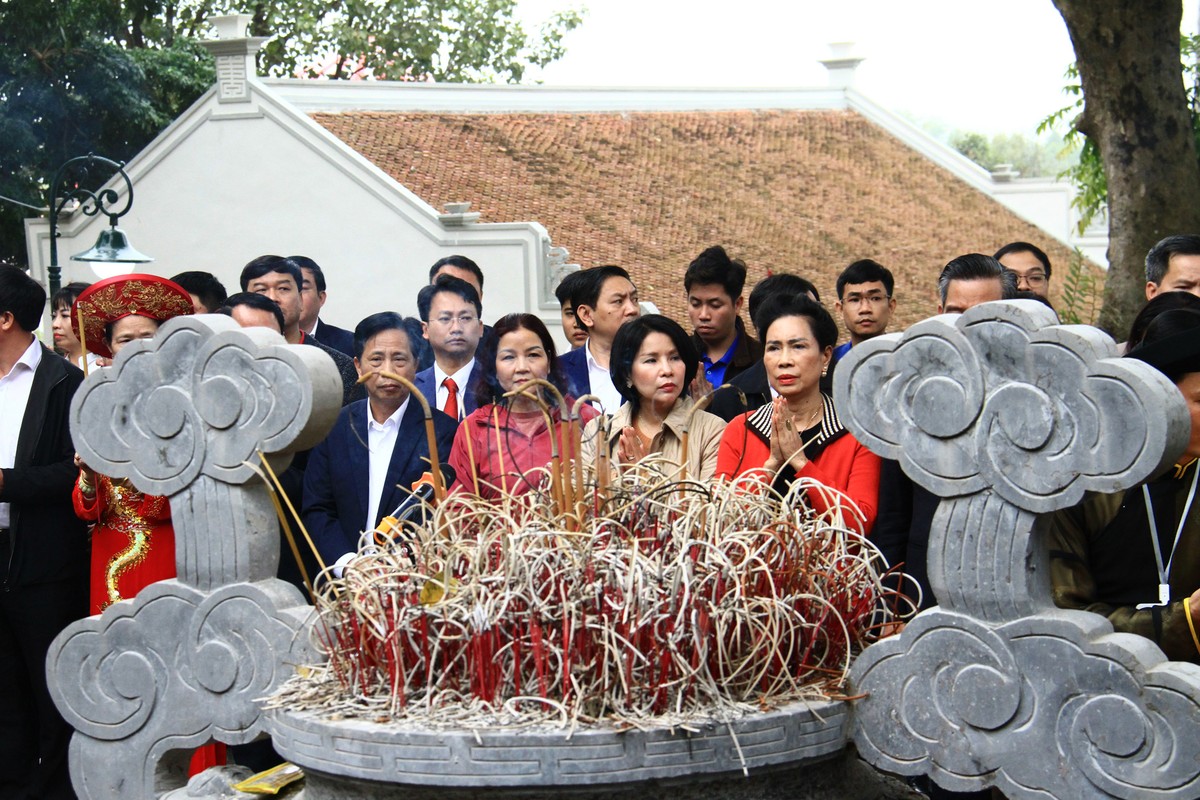 Người dân lễ Thánh trong Lễ hội. Ảnh: Thành Nguyễn.
