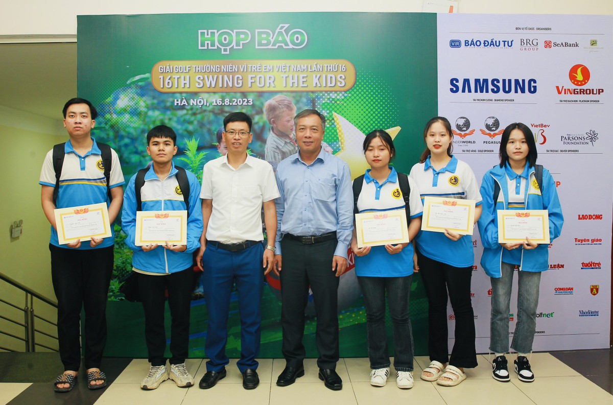 Tổng Biên tập Báo Đầu tư trao học bổng cho các em học sinh, sinh viên vượt khó.