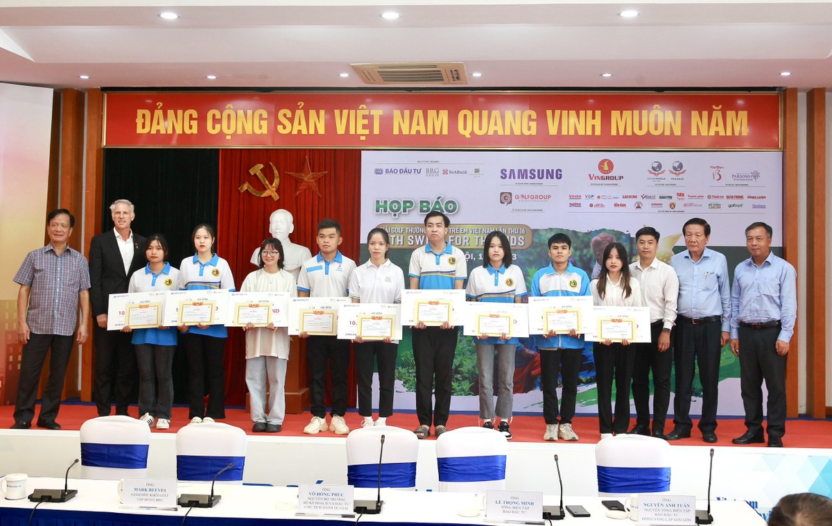 Các em học sinh, sinh viên được trao học bổng tại buổi họp báo.