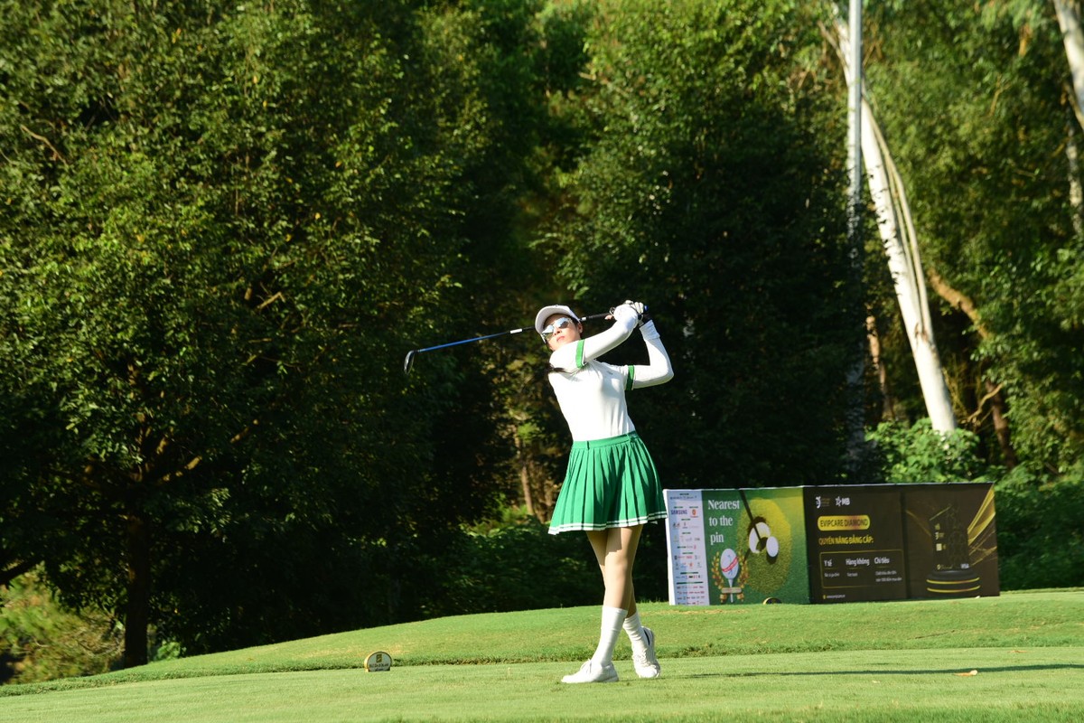 Hoa hậu Ngọc Hân đồng hành cùng giải đấu với cả cương vị người chơi và nhà tài trợ. Ảnh: Dũng Minh.