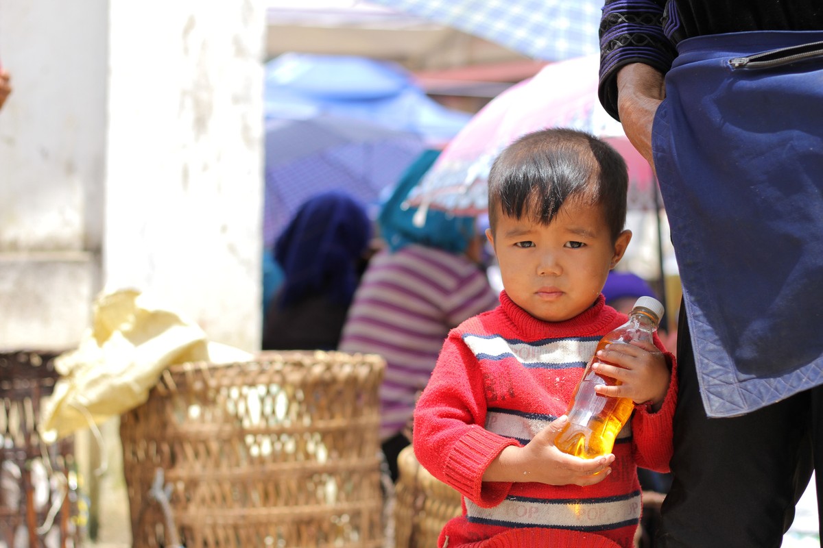 Theo mẹ xuống chợ. Ảnh: Thành Nguyễn.