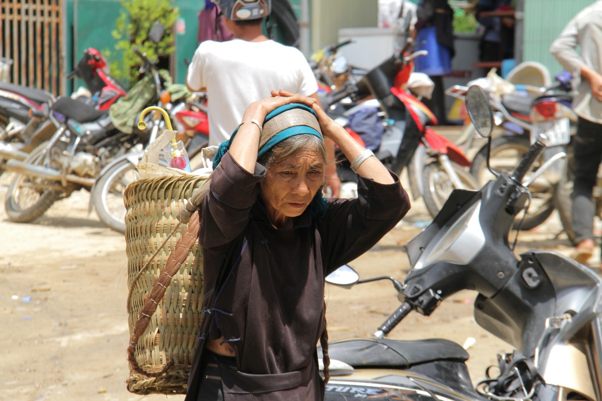 Tan chợ về. Ảnh: Thành Nguyễn.