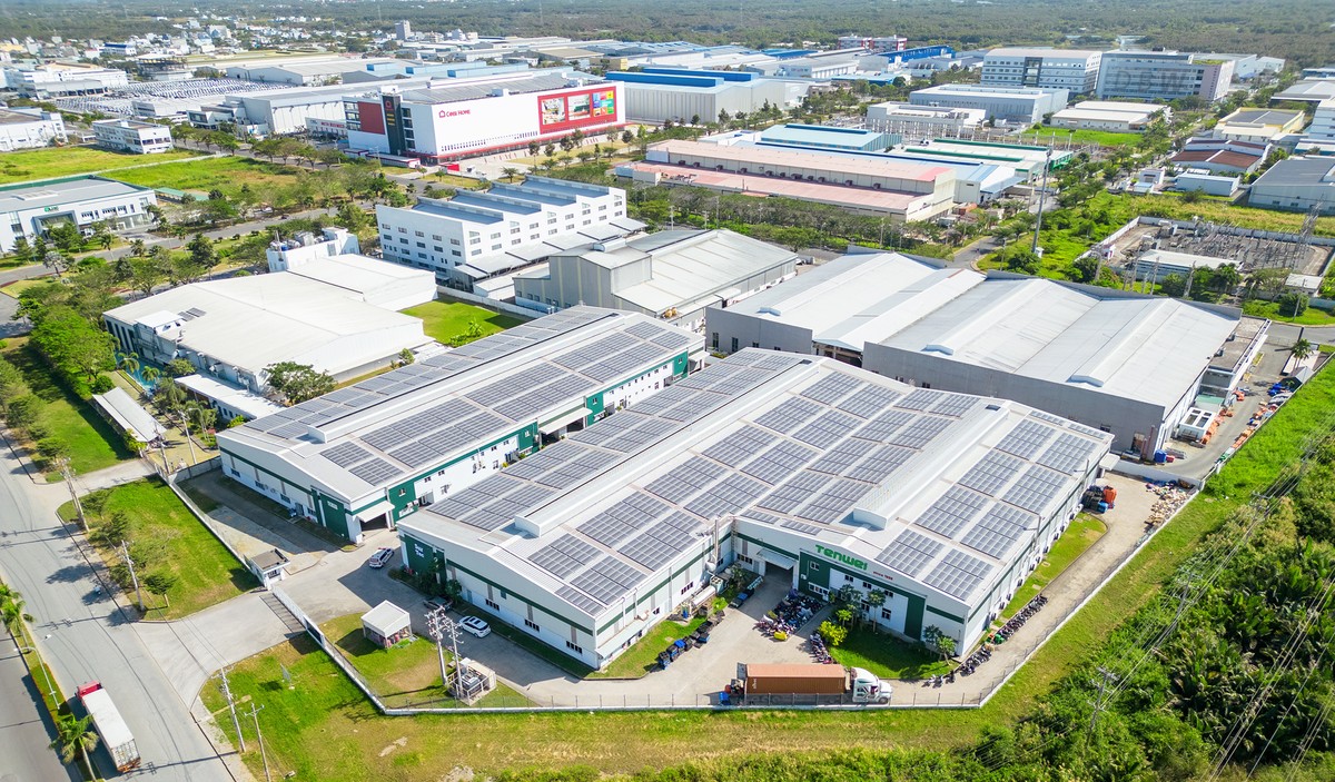 Điện mặt trời áp mái được lắp ở KCN Long Hậu. Ảnh: Bình Minh.