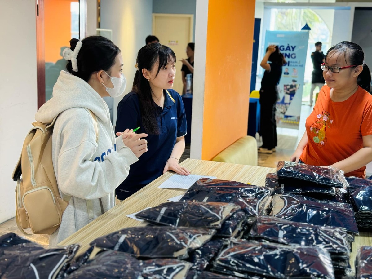 Cấp phát đồng phục cho học viên khoá mới.