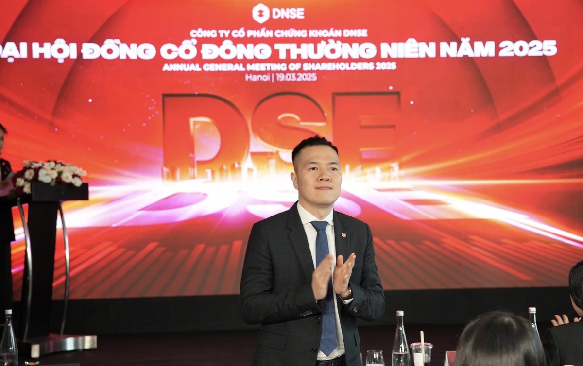 Ông Nguyễn Hoàng Giang, Chủ tịch HĐQT DNSE tại Đại hội đồng cổ đông thường niên 2025. Ông Nguyễn Hoàng Giang, Chủ tịch HĐQT DNSE tại Đại hội đồng cổ đông thường niên 2025.