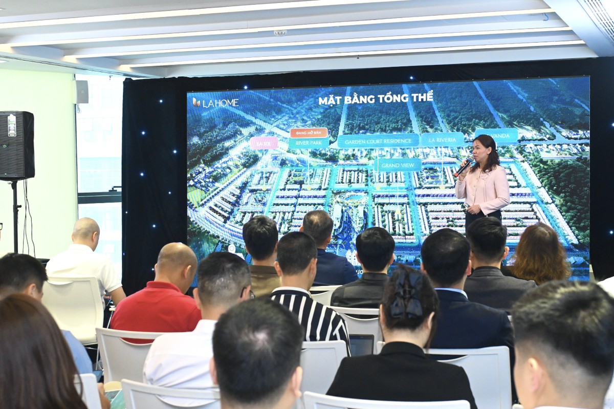 Bà Phạm Thị Thu Châu giới thiệu La Home tới nhà đầu tư phía Bắc.