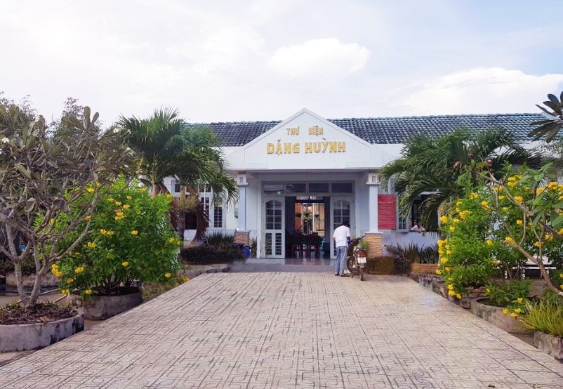 Năm 2004, Thư viện được khánh thành đi vào phục vụ bạn đọc và đây cũng là Thư viện tư nhân đầu tiên của tỉnh Bến Tre Năm 2004, Thư viện được khánh thành đi vào phục vụ bạn đọc và đây cũng là Thư viện tư nhân đầu tiên của tỉnh Bến Tre