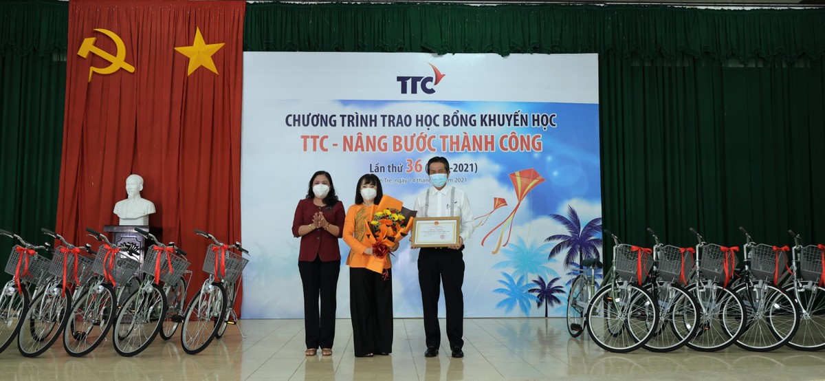 Bà Hồ Thị Hoàng Yến - Phó Bí thư Thường trực Tỉnh ủy, Chủ tịch Hội đồng Nhân dân tỉnh Bến Tre tặng hoa đến ông bà Chủ tịch Tập đoàn TTC vì những đóng góp cho địa phương trong suốt thời gian qua.
