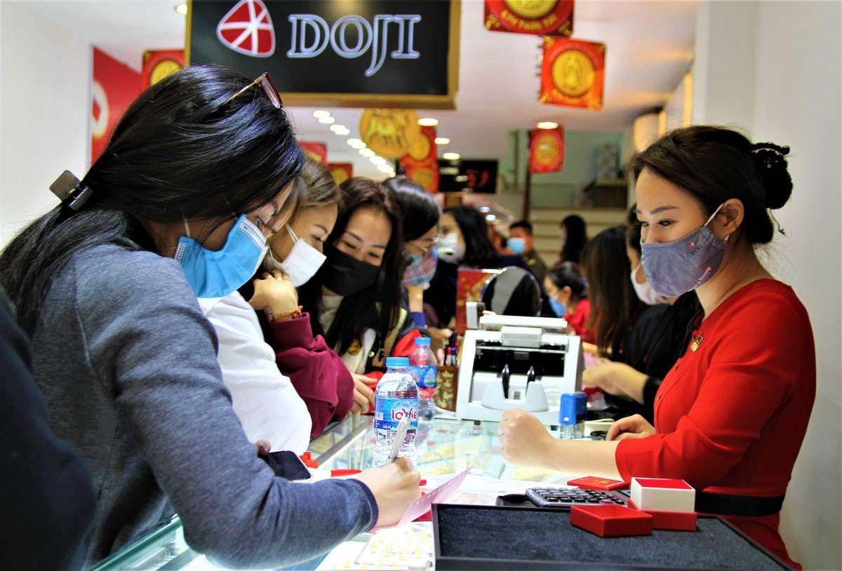 Để chuẩn bị cho “Ngày hội Vàng 2022”, Tập đoàn DOJI tung ra 380.000 sản phẩm, tăng gần 15% so với dịp Thần Tài năm 2021. Để chuẩn bị cho “Ngày hội Vàng 2022”, Tập đoàn DOJI tung ra 380.000 sản phẩm, tăng gần 15% so với dịp Thần Tài năm 2021.