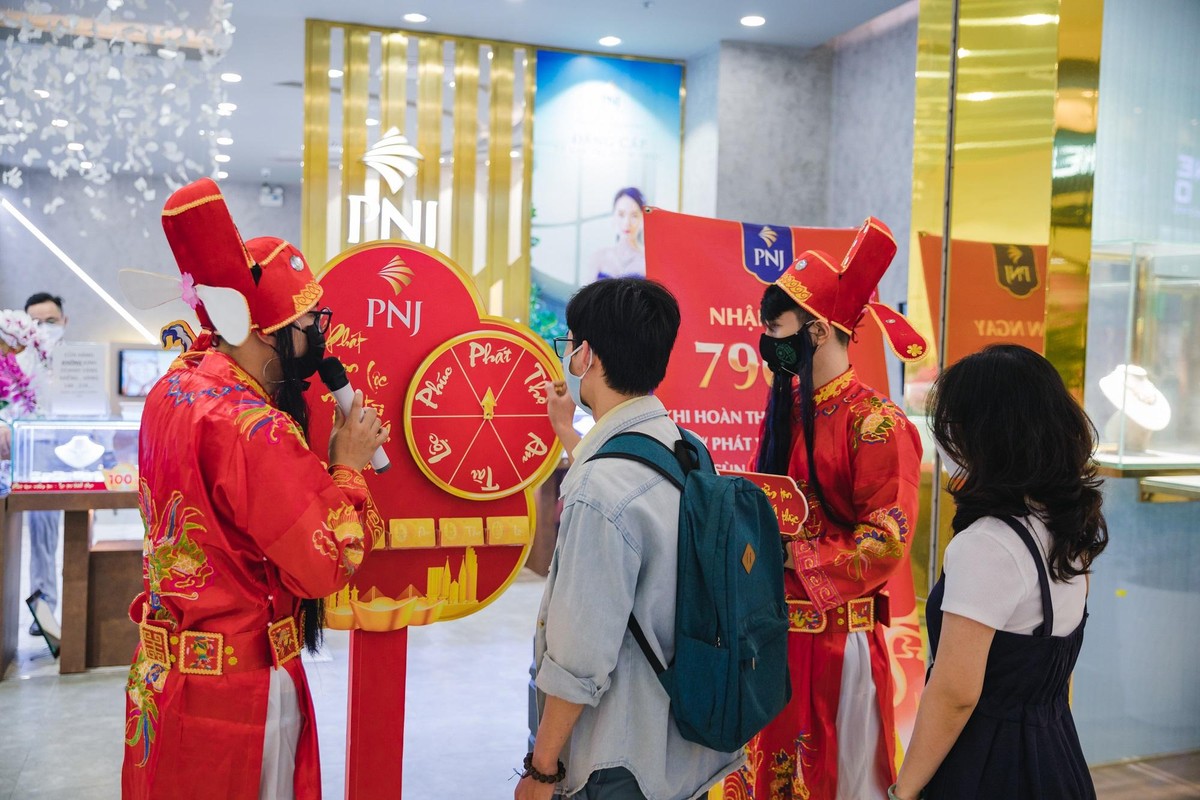 Thậm chí còn quay số trúng thưởng cho khách hàng mua vàng, nữ trang