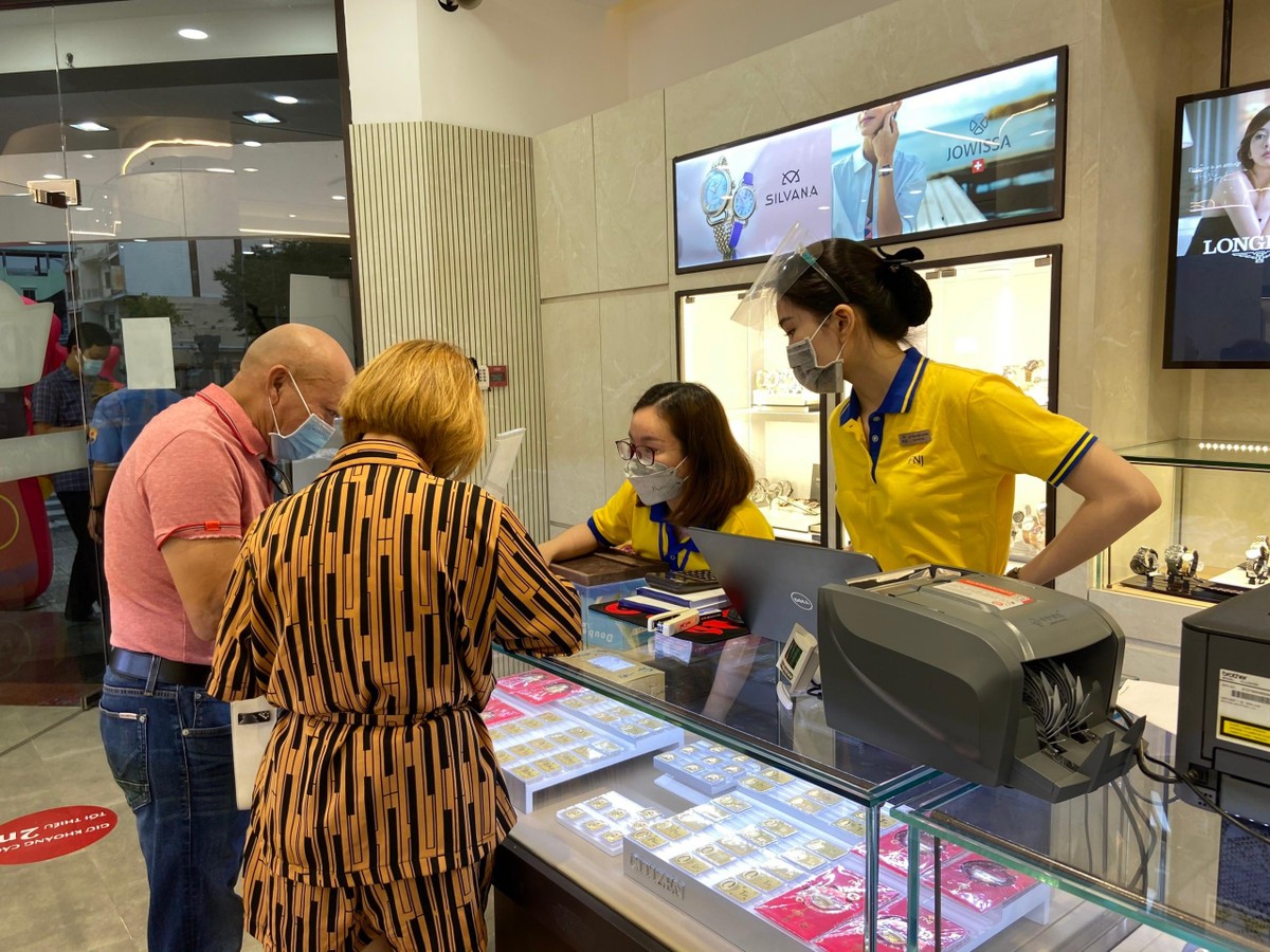 Khách hàng nào cũng muốn được sở hữu vàng cầu may trong ngày vía Thần Tài