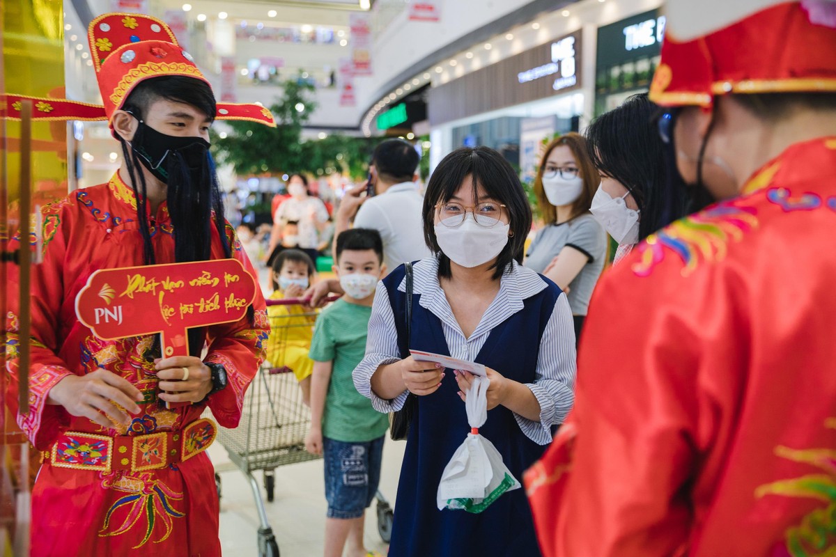 Nhiều khách hàng hồ hởi khi được tham gia quay số, trúng thưởng khi mua vàng, nữ trang trong ngày Thần Tài