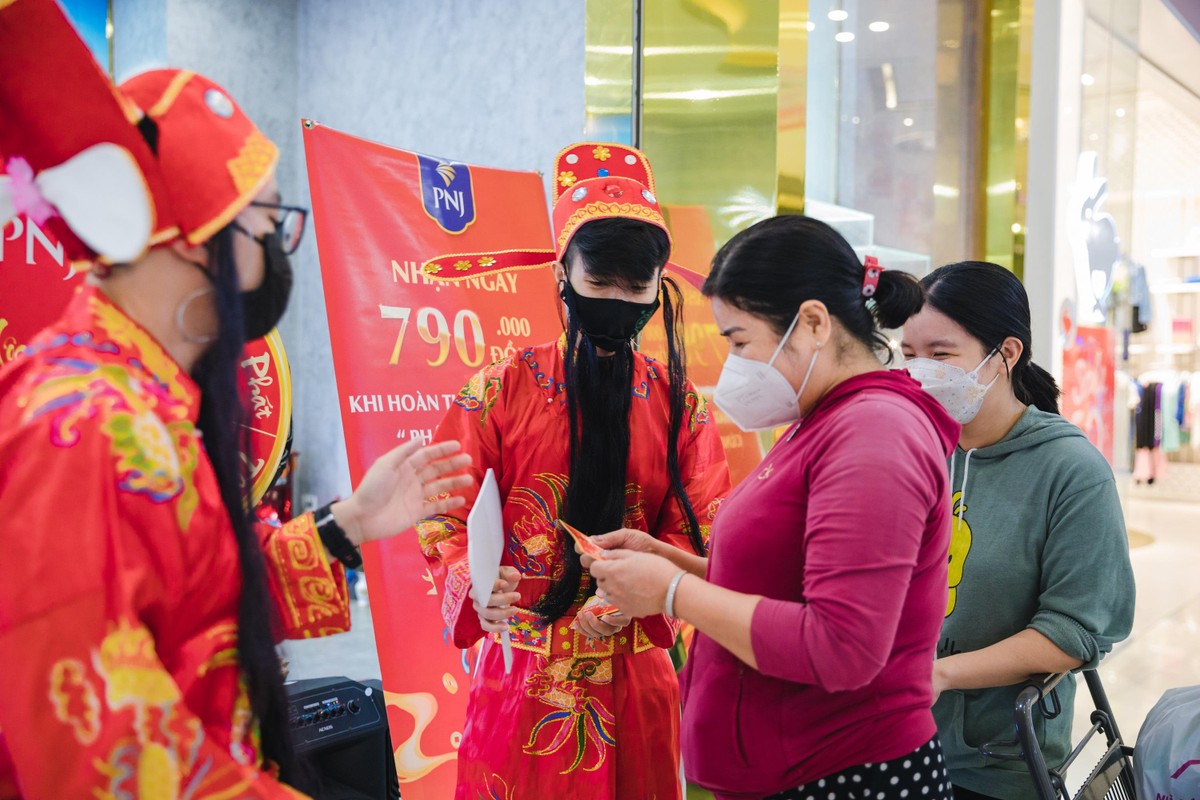 Các cửa hàng kinh doanh vàng, nữ trang ở trung tâm thương mại hút khách hàng ngày Thần Tài
