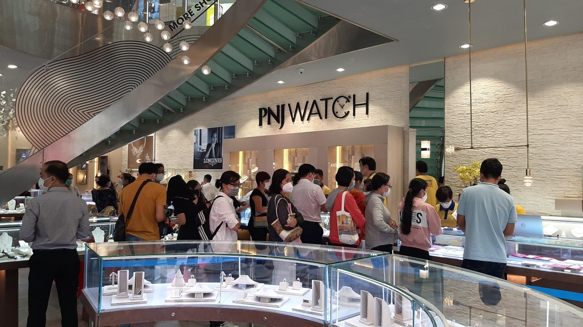 Khách hàng phải xếp hàng để mua vàng cầu may từ sáng sớm hôm nay