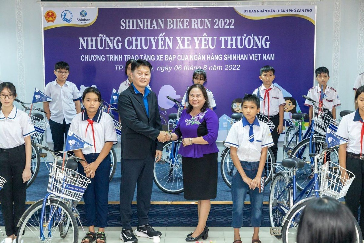 Ông Kang GewWon – Tổng giám đốc Ngân hàng Shinhan Việt Nam trao tặng xe đạp cho các em học sinh nghèo vượt khó tại Cần Thơ trong chương trình “Bike Run” 2022 Ông Kang GewWon – Tổng giám đốc Ngân hàng Shinhan Việt Nam trao tặng xe đạp cho các em học sinh nghèo vượt khó tại Cần Thơ trong chương trình “Bike Run” 2022