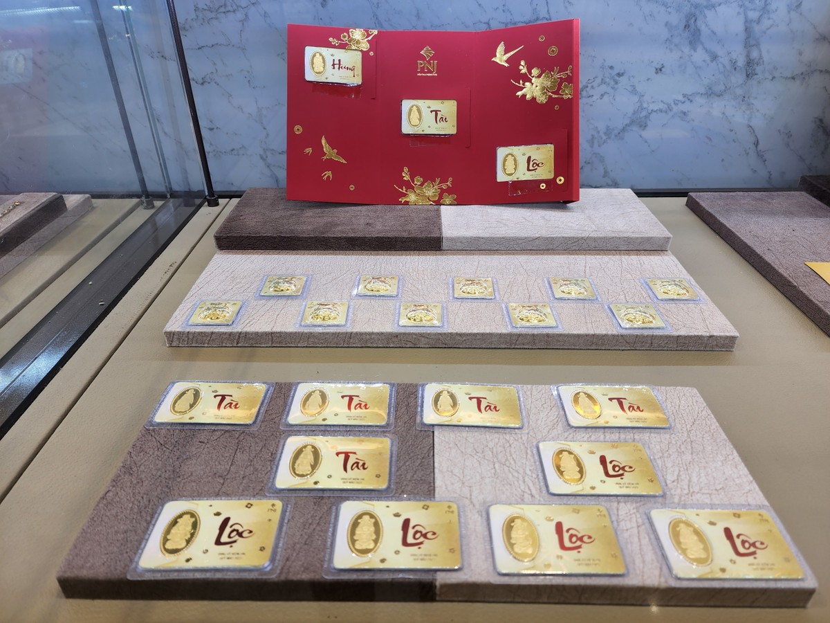 Trong đó, với sản phẩm vàng miếng hình Thần Tài đi kèm với chữ "Tài - Lộc" luôn được nhiều khách hàng quan tâm, với mong muốn Thần Tài gõ cửa trong năm Quý Mão.