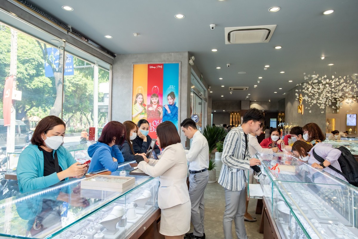 Nhiều doanh nghiệp cũng mở cửa cho đến khi hết khách. Thậm chí, ngoài kênh mua vàng trực tiếp, nhiều năm nay, một số doanh nghiệp còn mở bán online.