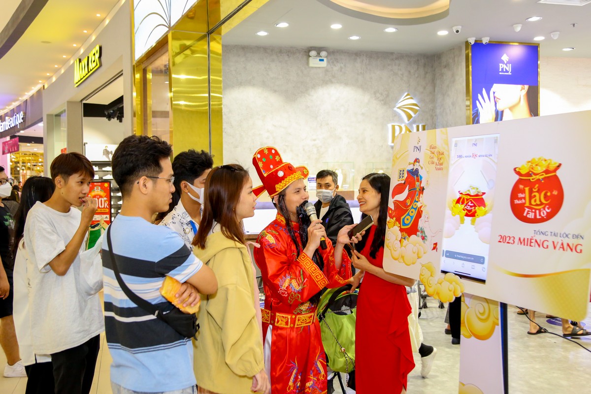 Khách hàng đến mua vàng cầu may, còn được các cửa hàng kinh doanh vàng cho người đóng vai Thần Tài đón khách từ sáng sớm, đồng thời thực hiện các chương trình ưu đãi, quay số, khuyến mãi để thu hút người mua.