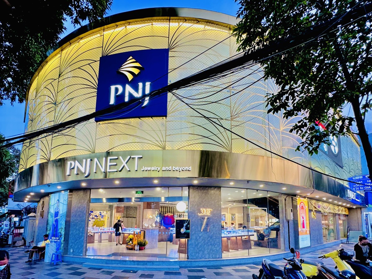 Hệ thống cửa hàng vàng bạc đá quý Công ty cổ phần Vàng Bạc đá Quý Phú Nhuận (PNJ) mở cửa đón khách hàng từ sáng sớm đón khách mua vàng cầu may ngày vía Thần Tài.
