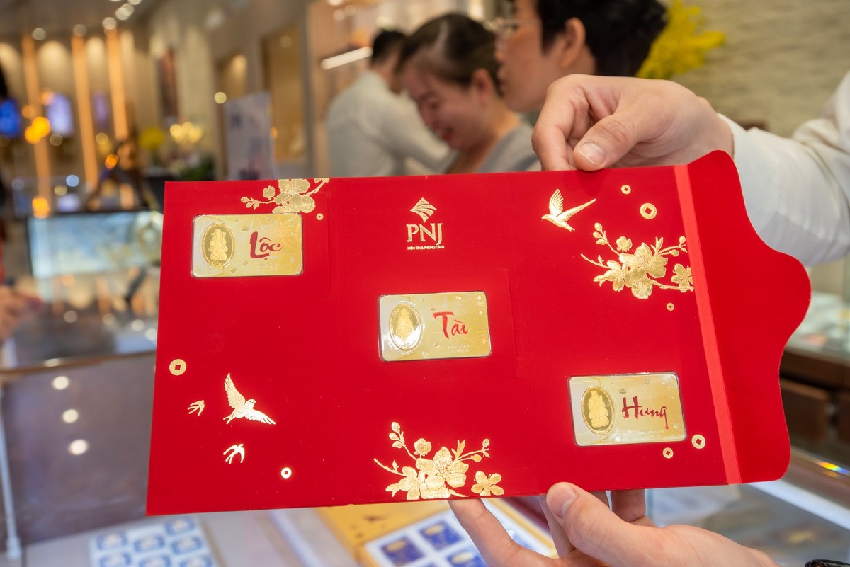 Không chỉ có sản phẩm vàng mà các doanh nghiệp kinh doanh vàng cũng thiết kế các mẫu mã bên ngoài khá bắt mắt để thu hút khách hàng trong ngày vía Thần Tài