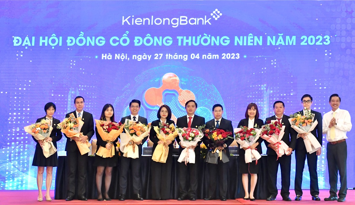 Các thành viên HĐQT và Ban Kiểm soát nhiệm kỳ mới (2023 - 2027) ra mắt Đại hội Các thành viên HĐQT và Ban Kiểm soát nhiệm kỳ mới (2023 - 2027) ra mắt Đại hội