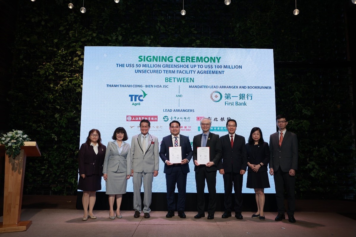 Ban lãnh đạo Tập đoàn TTC, TTC AgriS và FCB cùng Nhóm các định chế tài chính hàng đầu khu vực Châu Á tại buổi ký kết khoản vay vốn 100 triệu USD