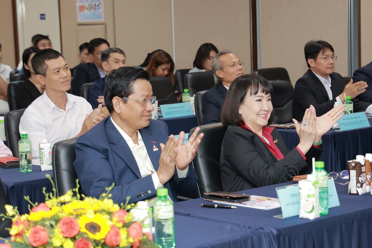 Bà Huỳnh Bích Ngọc - Phó Chủ tịch Thường trực, Tổng Giám đốc Tập đoàn TTC giới thiệu sản phẩm của ngành Nông nghiệp đến khách mời.