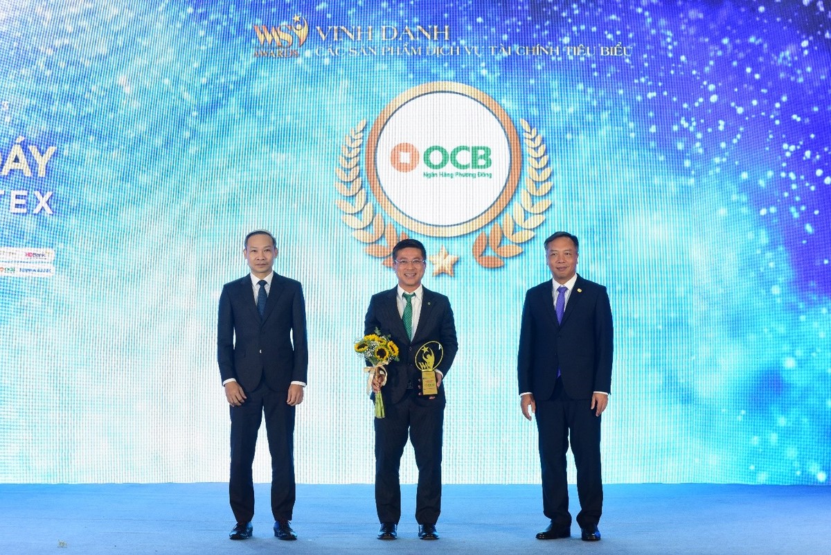 Đại diện Lãnh đạo OCB nhận giải thưởng đơn vị có Giải pháp tài chính cá nhân sáng tạo