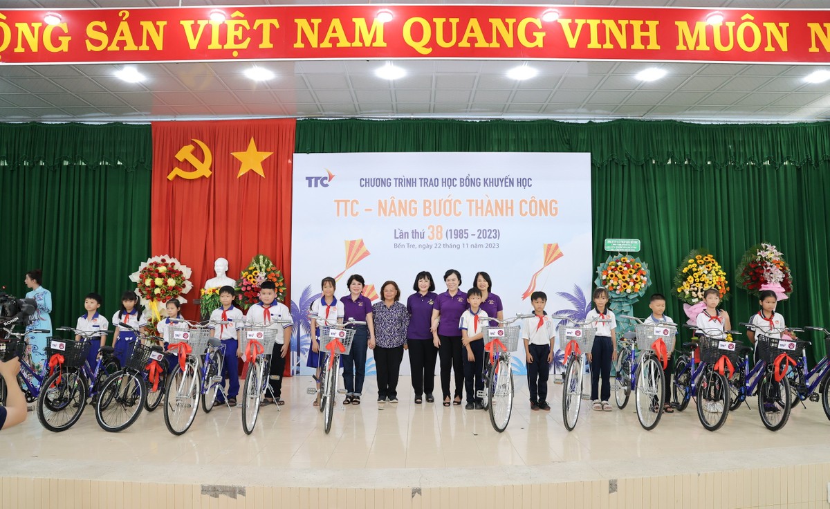 Nhóm thiện nguyện Chia sẻ - Sharing do bà Mai Thị Hạnh - Phu nhân Nguyên Chủ tịch nước Trương Tấn Sang làm đại diện, đồng hành ủng hộ 100 triệu đồng để mua xe đạp với mong muốn giúp con đường đến trường của các em đỡ nhọc nhằn hơn