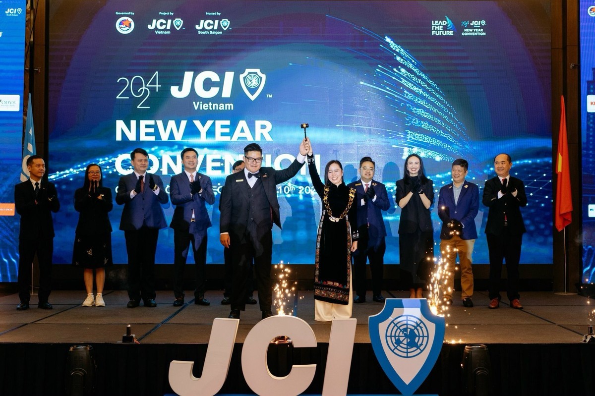 Nghi thức chuyển giao giữa Chủ tịch JCI 2023 và Bà Trần Phương Ngọc Thảo – Tân Chủ tịch JCI 2024 (Ảnh: Ban tổ chức) Nghi thức chuyển giao giữa Chủ tịch JCI 2023 và Bà Trần Phương Ngọc Thảo – Tân Chủ tịch JCI 2024 (Ảnh: Ban tổ chức)