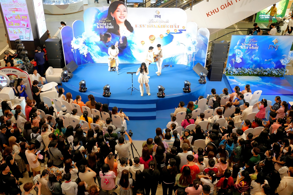 Khách hàng tham gia sự kiện “Hành trình Lan tỏa khí chất” trong chương trình "Vượt trùng khơi không vơi khí chất" dịp 8/3 của PNJ. (Ảnh: Minh Phụng)