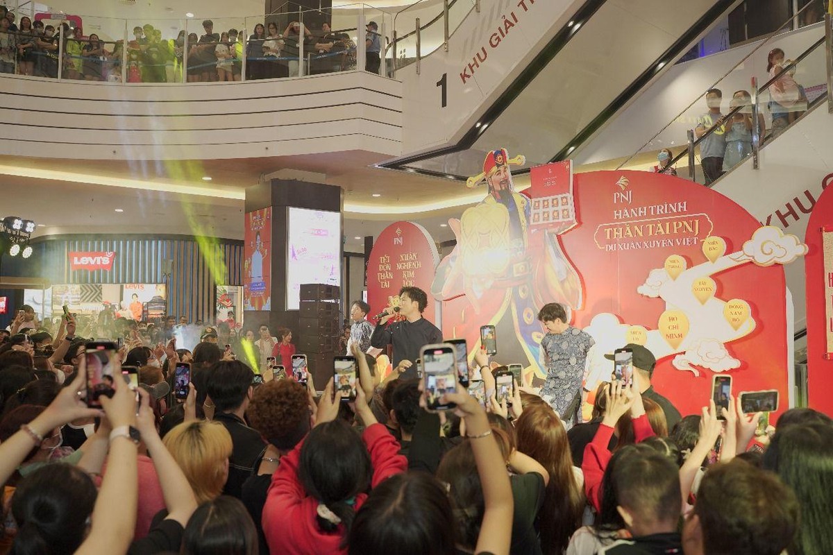 Khách hàng tham gia sự kiện “Hành trình Lan tỏa khí chất” trong chương trình "Vượt trùng khơi không vơi khí chất" dịp 8/3 của PNJ. (Ảnh: Thanh Duy) Khách hàng tham gia sự kiện “Hành trình Lan tỏa khí chất” trong chương trình "Vượt trùng khơi không vơi khí chất" dịp 8/3 của PNJ. (Ảnh: Thanh Duy)