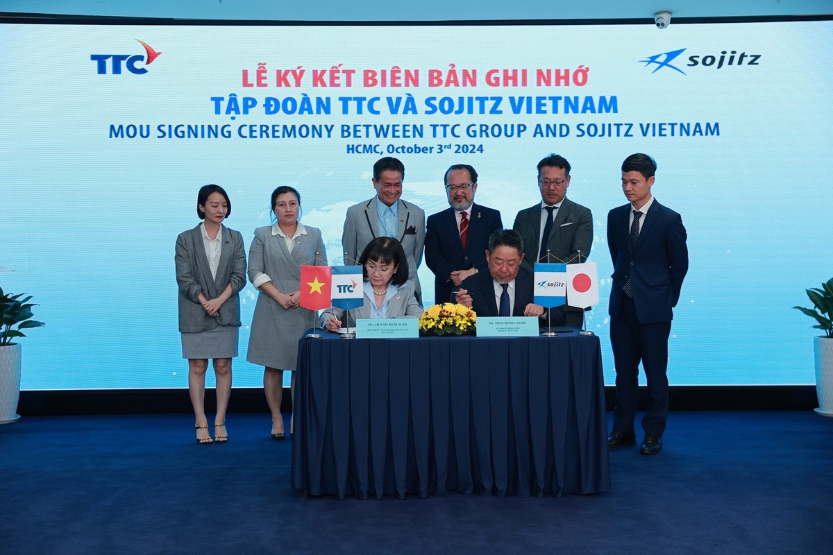 Ông Mizushima Kozo - Tổng Giám đốc Sojitz Vietnam và bà Huỳnh Bích Ngọc - Phó Chủ tịch Thường trực, Tổng Giám đốc Tập đoàn TTC thực hiện nghi thức ký kết hợp tác dưới sự chứng kiến của lãnh đạo hai bên. Ông Mizushima Kozo - Tổng Giám đốc Sojitz Vietnam và bà Huỳnh Bích Ngọc - Phó Chủ tịch Thường trực, Tổng Giám đốc Tập đoàn TTC thực hiện nghi thức ký kết hợp tác dưới sự chứng kiến của lãnh đạo hai bên.