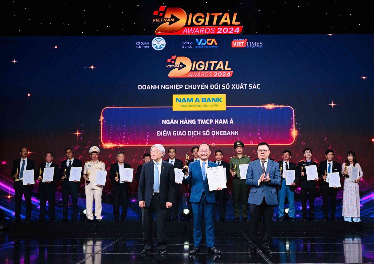 Đại diện Nam A Bank – Ông Nguyễn Vĩnh Tuyên, Phó tổng giám đốc nhận giải thưởng.