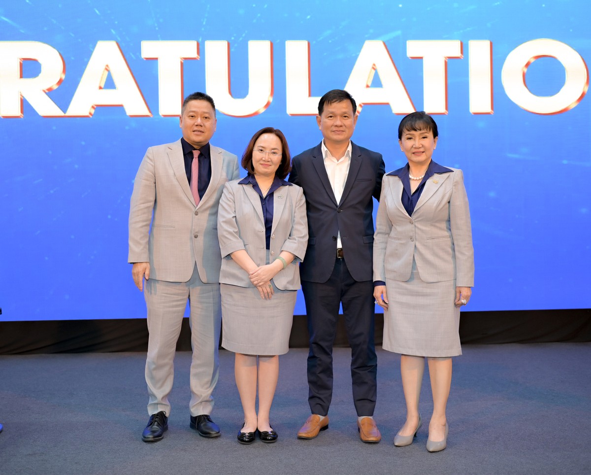 ĐHĐCĐ thường niên niên độ 2023-2024 chúc mừng thành viên HĐQT mới