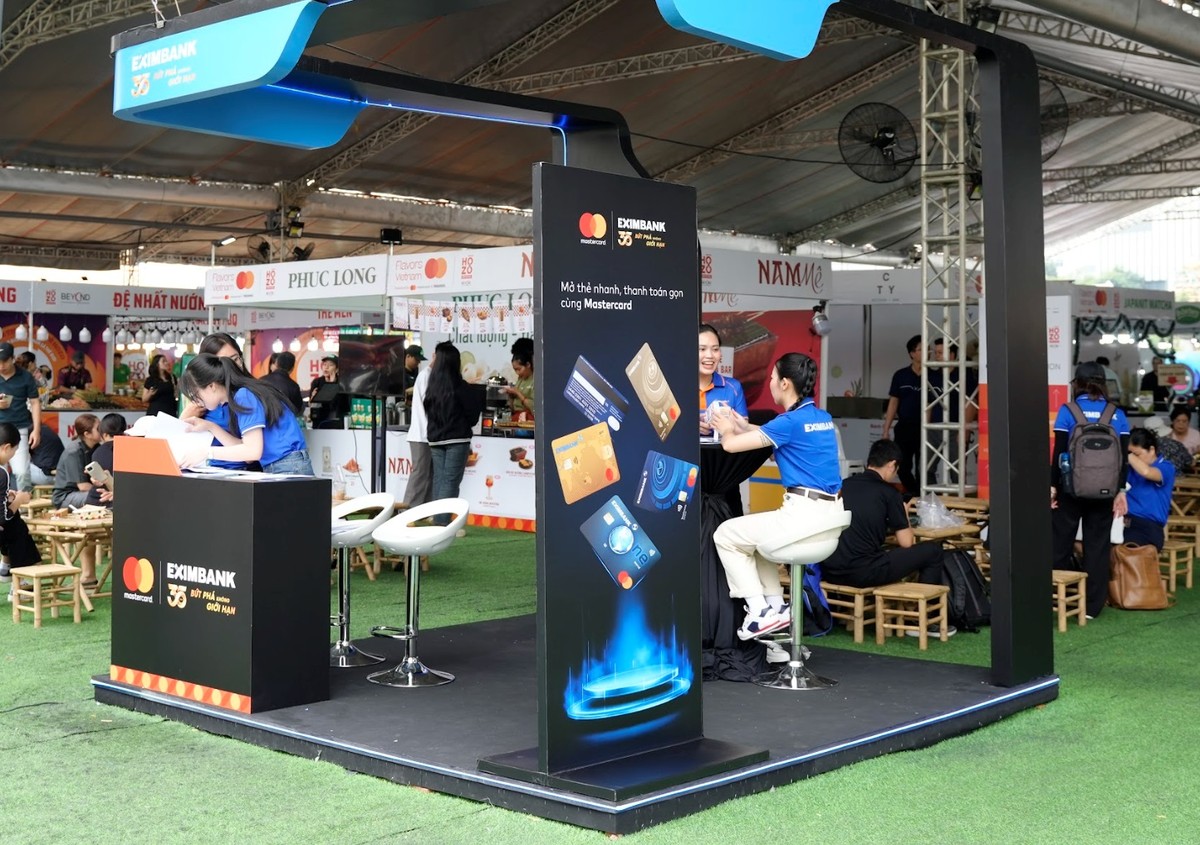 Nhiều dòng thẻ của Eximbank được giới thiệu tới khán giả tham dự lễ hội HOZO 2024.