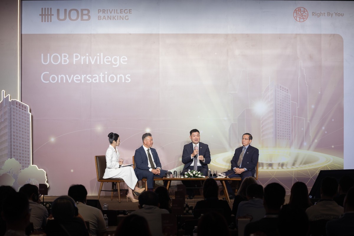 Ông Abel Lim, Giám đốc Tư vấn và Chiến lược Quản lý tài sản, Ngân hàng UOB (Singapore) bên trái và ông Lê Thành Hưng, Giám đốc Đầu tư UOB Asset Management Việt Nam - UOBAM chia sẻ tại sự kiện “Cập nhật thị trường: Triển vọng kinh tế toàn cầu và Việt Nam 2025” chiều ngày 26/3 tại TP.HCM