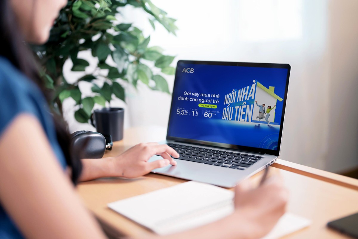 ACB luôn giữ vai trò tiên phong trong việc triển khai các sản phẩm, dịch vụ tài chính phù hợp với định hướng phát triển của Chính phủ và nhu cầu thực tiễn của người dân. Một trong những minh chứng rõ nét là “Ngôi nhà đầu tiên” – gói vay mua nhà dành cho người trẻ giới trẻ, giúp cải thiện an sinh xã hội; thúc đẩy thị trường bất động sản và các ngành liên quan.