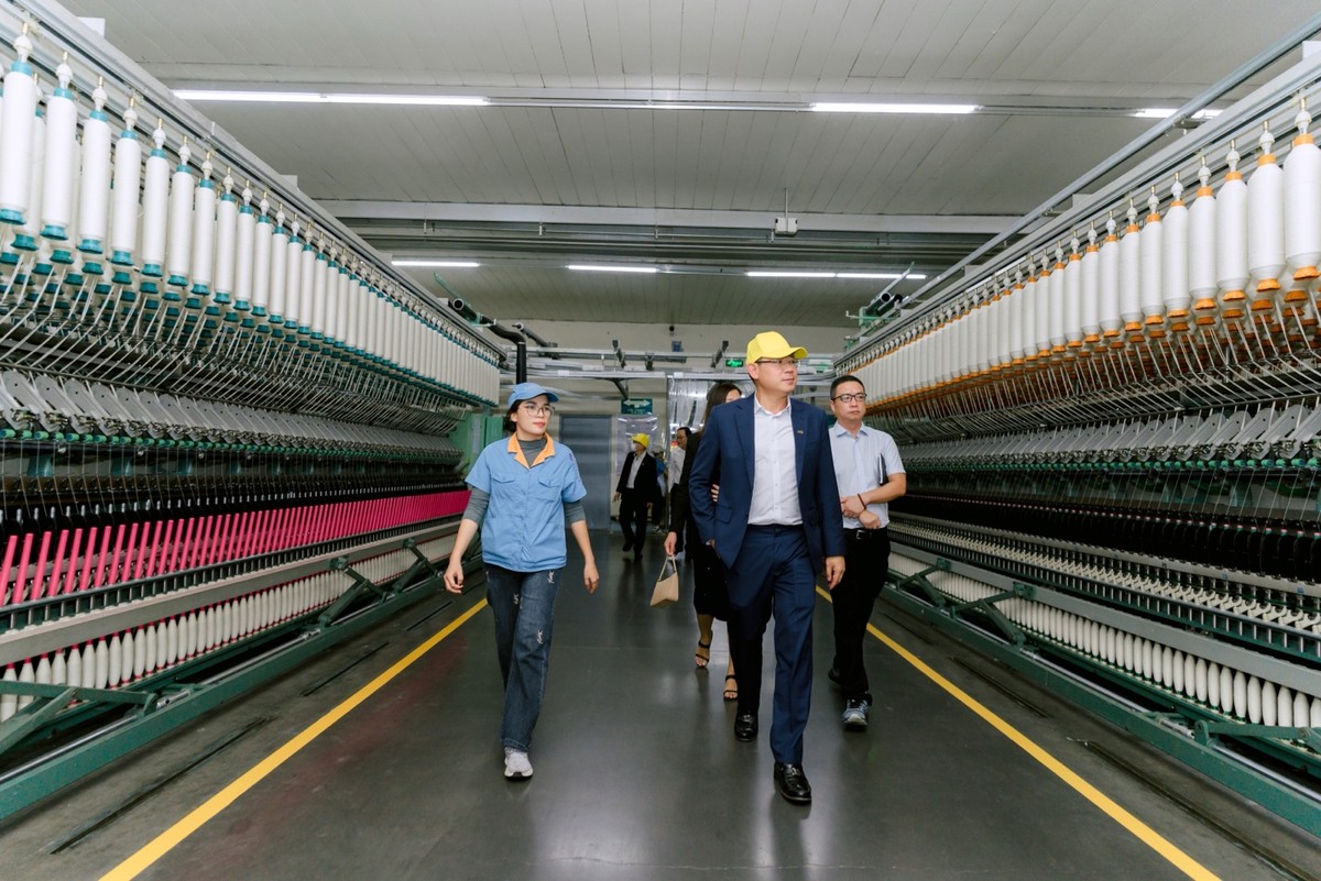 Ông Từ Tiến Phát, Tổng giám đốc Ngân hàng Á Châu, trực tiếp tham quan dây chuyền sản xuất sợi hiện đại và tân tiến nhất tại một nhà máy có vốn đầu tư nước ngoài trong lĩnh vực dệt may tại Quảng Ninh Ông Từ Tiến Phát, Tổng giám đốc Ngân hàng Á Châu, trực tiếp tham quan dây chuyền sản xuất sợi hiện đại và tân tiến nhất tại một nhà máy có vốn đầu tư nước ngoài trong lĩnh vực dệt may tại Quảng Ninh