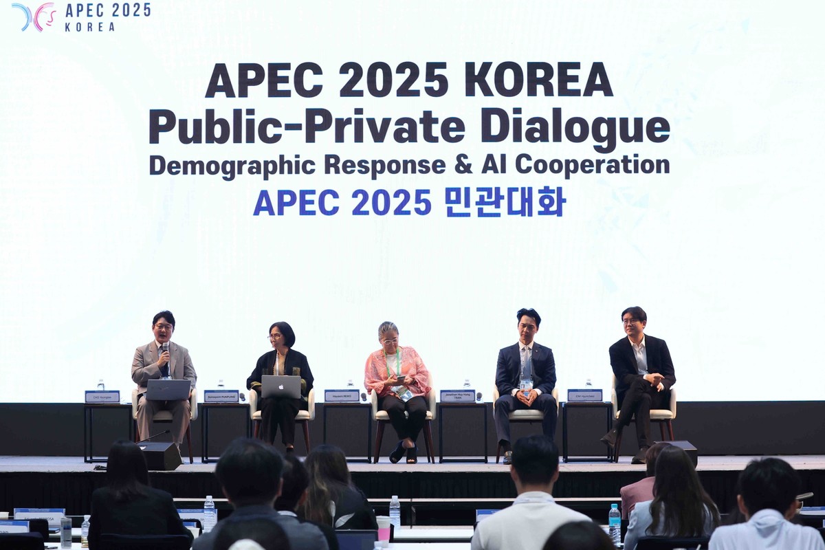 Phiên thảo luận có sự tham dự của các giáo sư, chuyên gia hàng đầu khu vực từ Nhật Bản, Hàn Quốc, Thái Lan