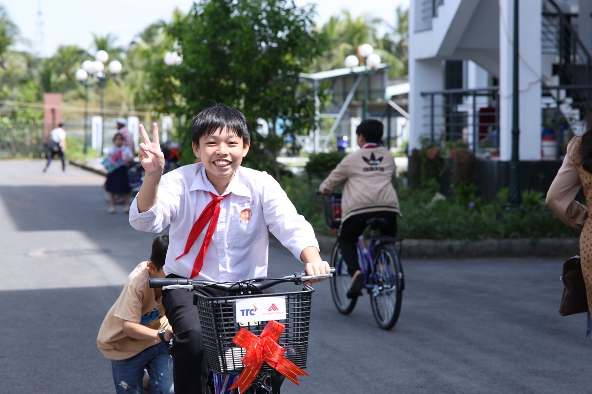 Nụ cười rạng rỡ khi được đi trên chiếc xe đạp mới.