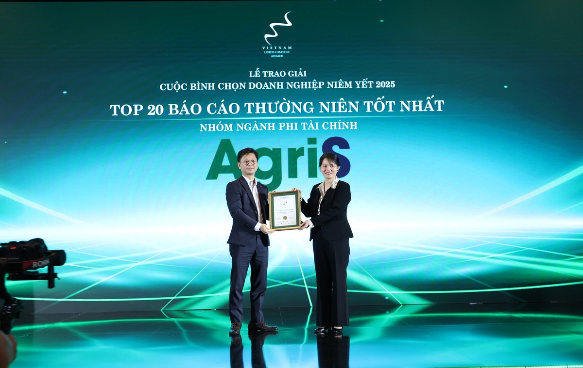 Ông Nguyễn Đức Hùng Linh - Phó tổng giám đốc đại diện AgriS nhận vinh danh Top 20 BCTN tốt nhất