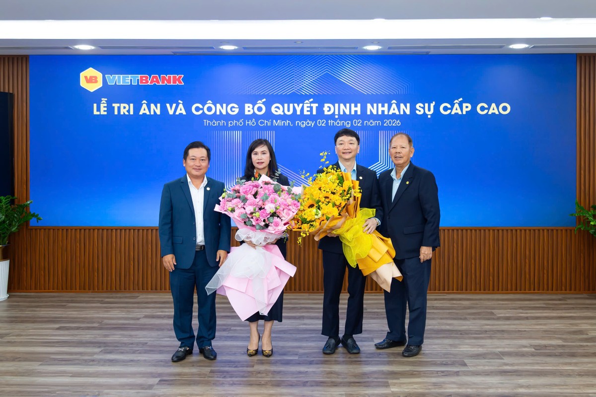 Ông Dương Nhất Nguyên - Chủ tịch HĐQT VietBank và ông Nguyễn Hữu Trung – Phó Chủ tịch HĐQT trao quyết định miễn nhiệm và tri ân bà Trần Tuấn Anh - Tổng giám đốc và ông Nguyễn Tiến Sỹ - Phó tổng giám đốc.