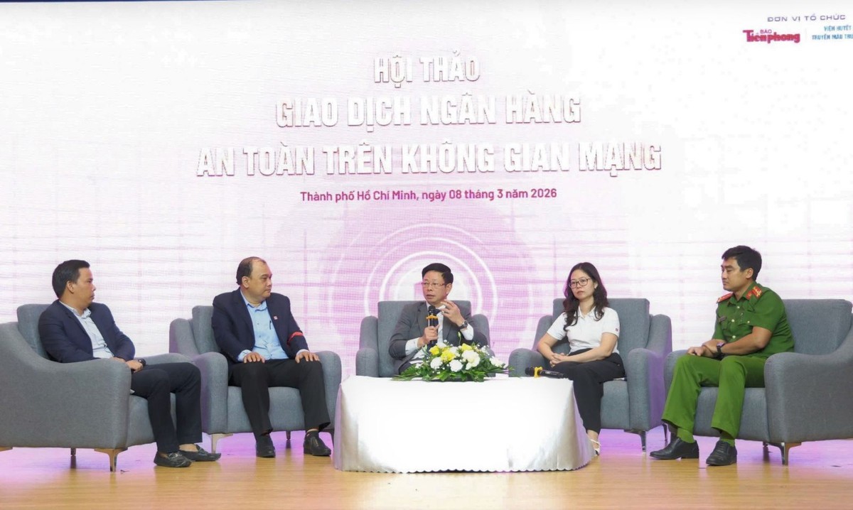 Các chuyên gia chia sẻ tại hội thảo “Giao dịch ngân hàng an toàn trên không gian mạng”