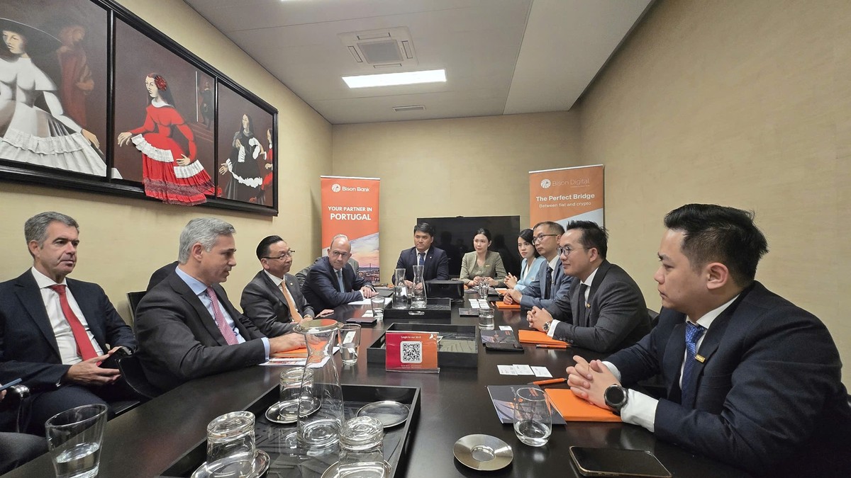 Đại diện Lãnh đạo Nam A Bank làm việc cùng đại diện Ngân hàng Bison Bank.