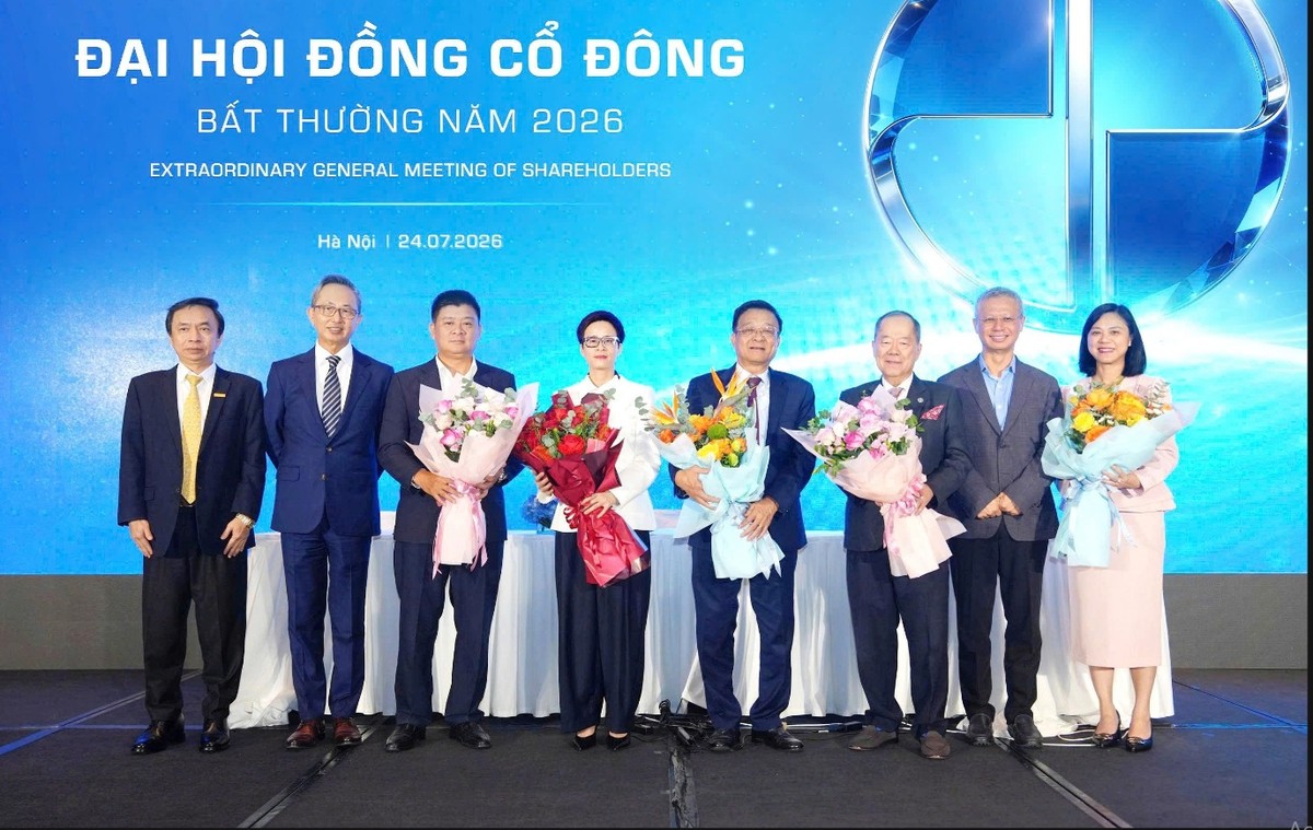 Ông Nguyễn Lê Quốc Anh (thứ 2 tính từ bên phải) giữ chức Chủ tịch Hội đồng quản trị Eximbank. Ông Nguyễn Lê Quốc Anh (thứ 2 tính từ bên phải) giữ chức Chủ tịch Hội đồng quản trị Eximbank.