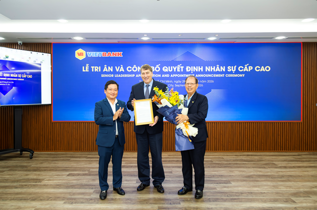 Ông Dương Nhất Nguyên, Chủ tịch HĐQT Vietbank trao quyết định bổ nhiệm cho ông Chester Gorski Ông Dương Nhất Nguyên, Chủ tịch HĐQT Vietbank trao quyết định bổ nhiệm cho ông Chester Gorski