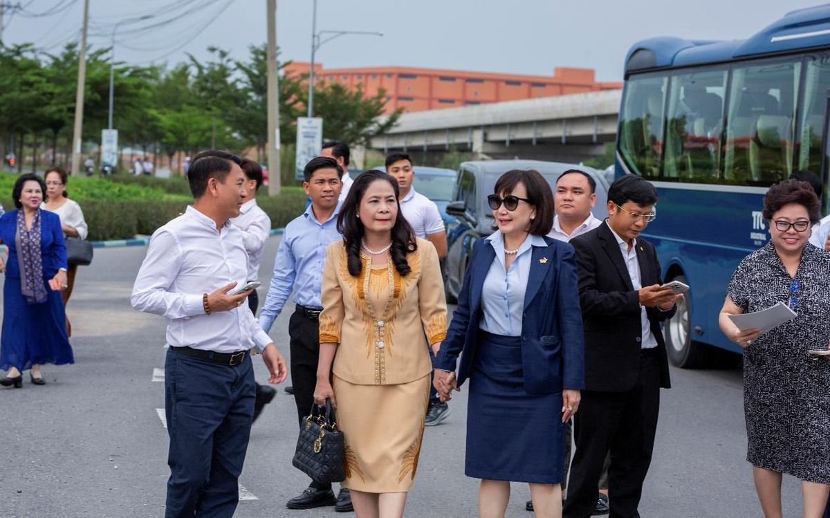 Bà Huỳnh Bích Ngọc - Phó Chủ tịch Thường trực, Tổng giám đốc Tập đoàn TTC giới thiệu KCN Thành Thành Công đến các doanh nhân hội viên VBB. Bà Huỳnh Bích Ngọc - Phó Chủ tịch Thường trực, Tổng giám đốc Tập đoàn TTC giới thiệu KCN Thành Thành Công đến các doanh nhân hội viên VBB.